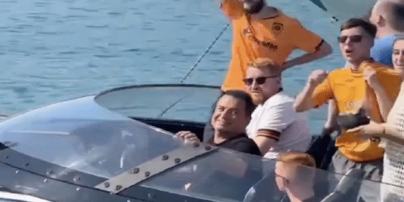 Acun Ilıcalı Çeşme’de Sürat Teknesiyle Görüntülendi: Hayranından Erdoğan Benzetmesi Dikkat Çekti